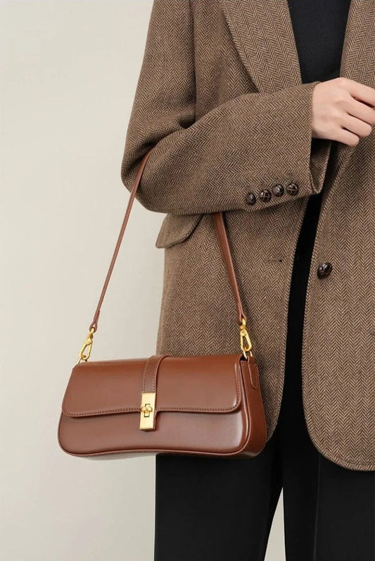 Éloise | Sleek Leather Baguette Bag – Detachable Strap & Gold-Tone Lock